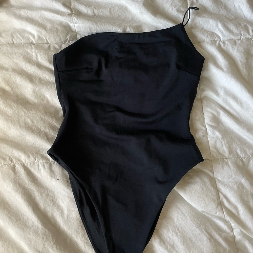 Black One-Shoulder Swimsuit